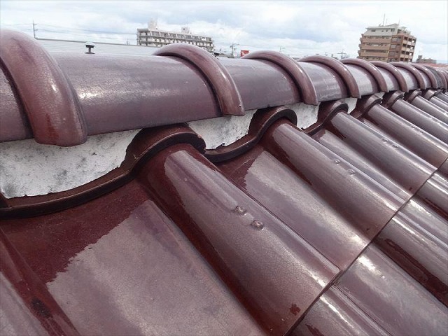 洋瓦の棟に漆喰が詰められている